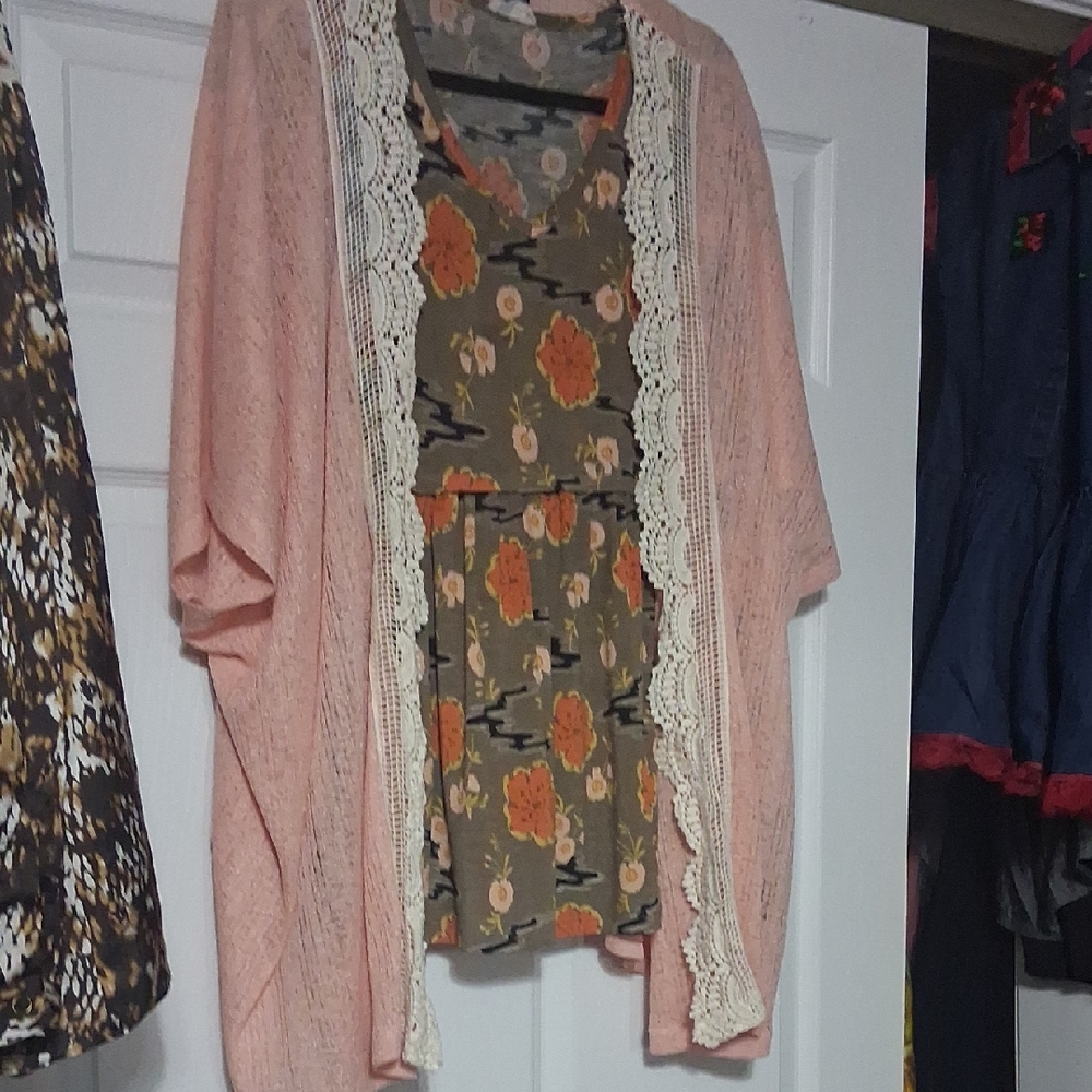 Charlie Paige Floral Top with Peach Trim